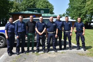 Zdjęcie grupowe policjantów i wicestarosty jarosławskiego