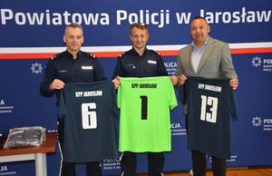 Komendanci i Starosta w czasie przekazania strojów sportowych