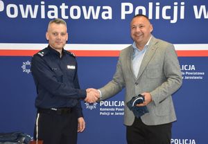 Komendant Powiatowy i Starosta podają sobie dłonie