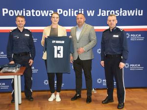 Komendanci, Starosta i kobieta w czasie symbolicznego przekazania strojów sportowych