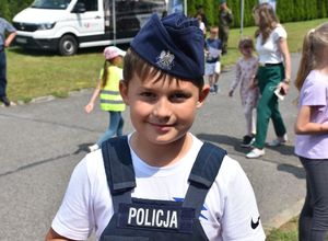 Chłopiec w policyjnym umundurowaniu