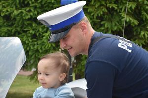 Policjant z małym chłopcem