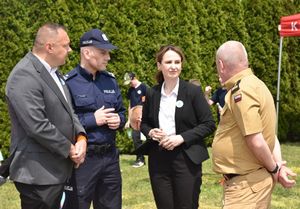 Policjant, strażak, kobieta i mężczyzna