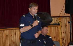 Policjant mówi przez mikrofon
