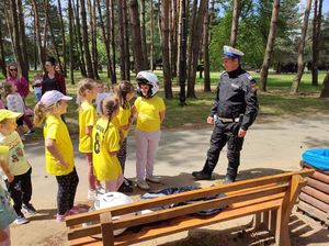 Policjant rozmawia z dziećmi podczas pikniku