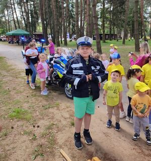 Chłopiec ubrany w elementy policyjnego umundurowania