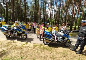 Dzieci z policjantem podczas pikniku