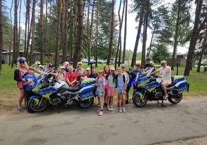 Zdjęcie grupowe dzieci z policjantem