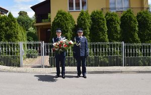 Policjanci z wiązanką kwiatów