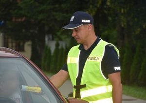 Policjant kontroluje trzeźwość kierującego pojazdem