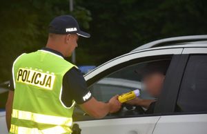 Policjant kontroluje trzeźwość kierującego pojazdem