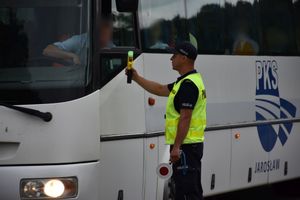 Policjant kontroluje trzeźwość kierującego pojazdem