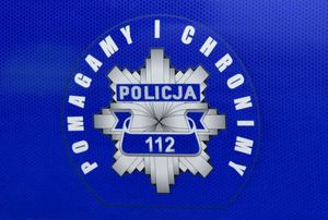 Policyjna gwiazda z napisem Pomagamy i chronimy