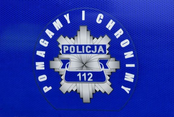 Policyjna gwiazda z napisem Pomagamy i chronimy