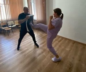 Mężczyzna i kobieta w trakcie szkolenia z technik i taktyk interwencji