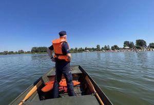 Policjant w kapoku na łódce