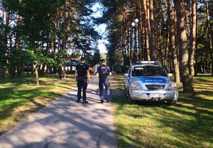 Policjanci patrolują teren GOWiR Radawa