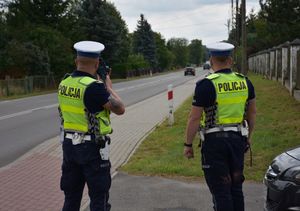 Policjanci mierzą prędkość kierującym pojazdami