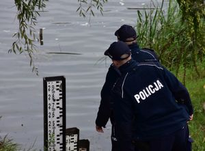 Policjanci kontrolują stan rzek