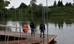 Policjanci kontrolują stan rzeki