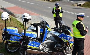 Policjanci jarosławskiej drogówki podczas trwania działań na drodze. Obok funkcjonariuszy stoją policyjne motocykle