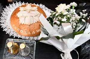 Chleb z policyjną gwaizdą, kwiaty oraz ampułki
