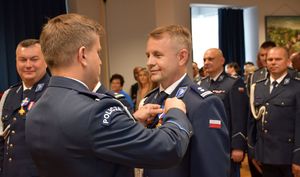 Policjanci wręcza medal policjantowi