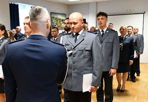 Komendant wręcza rozkaz policjantowi