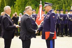 Komendant Andrzej Patrzałek odbiera nominację  generalską z rąk Prezydenta RP
