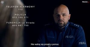 Zdjęcie nawiązujące do Światowego Dnia Przeciwko Handlowi Ludźmi. Po prawej stronie widoczny jest policjant. Po lewej stronie tekst.