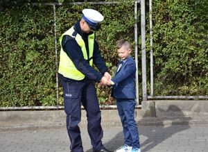 Policjant daje odblask dziecku