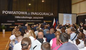 Osoby zgromadzone na sali podczas uroczystego rozpoczęcia roku szkolnego