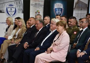 Osoby zgromadzone na sli w czasie uroczystego rozpoczęcia roku szkolnego