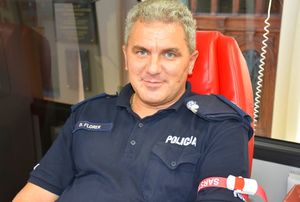 Policjant oddaje krew