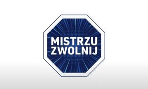Znak na którym znajduje się napis Mistrzu Zwolnij