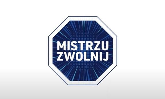 Znak na którym znajduje się napis Mistrzu Zwolnij