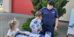 Policjantka z dziećmi na pikniku