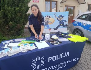 Policjantka na stoisku profilaktycznym