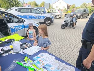 Dziecko przy stoisku profilaktycznym