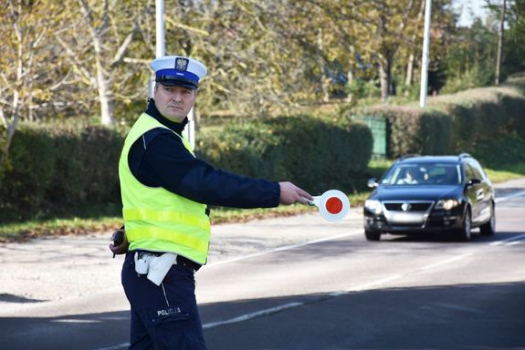 Policjant zatrzymuje pojazd do kontroli drogowej