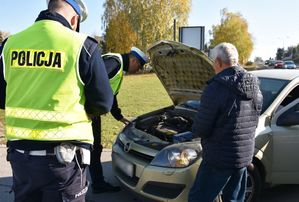 Policjanci sprawdzają stan techniczny pojazdu