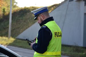 Policjant w trakcie służby na drodze dokonuje sprawdzeń