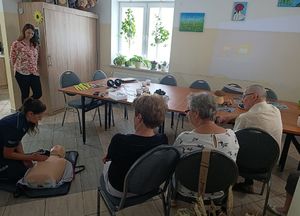Policjantka na spotkaniu z seniorami