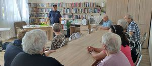 Seniorzy na spotkaniu z policjantką