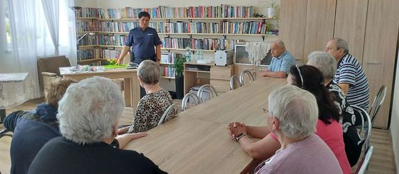 Seniorzy na spotkaniu z policjantką