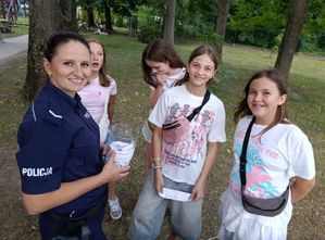 Policjantka z dziećmi na pikniku