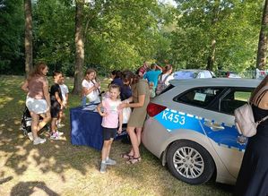 Dzieci na pikniku z policjantką