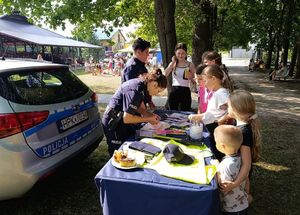 Dzieci przy policyjnym stoisku