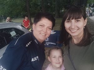 Policjantka z kobieta i z dzieckiem