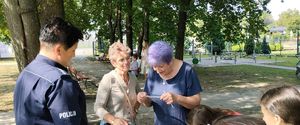 Dwie kobiety i policjantka w czasie pikniku